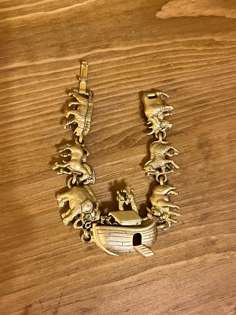 AJC signed Noah’s Ark bracelet in gold tone with a fold over clasp 6 1/4” - Picture 2 of 12